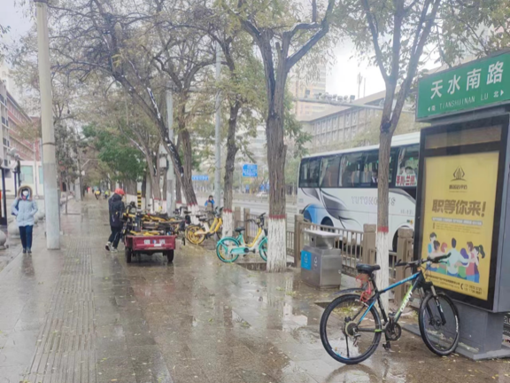 兰州城关区浩瀚体育开启雪后应急模式保障市民骑行安全(图1)